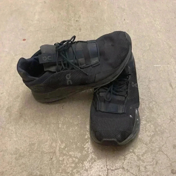 On cloud sneakers - Picture 1 of 10